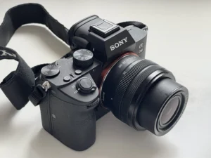 Appareil hybride Sony Alpha 7 III avec zoom 28-60 mm