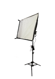 Projecteur Amaran 100 avec softbox rectangulaire sur pied