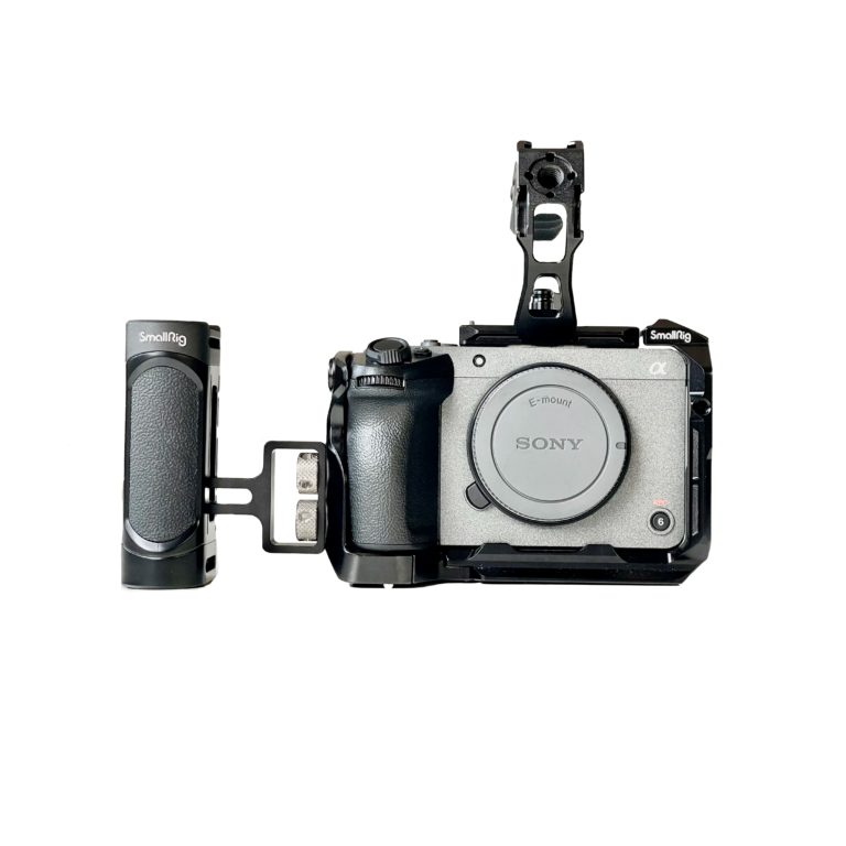 Caméra Sony FX30 dans sa cage SmallRig, avec poignées latérale et supérieure