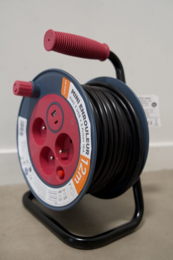 Mini enrouleur 12m 2 USB + 3 prises 16A – Image 4